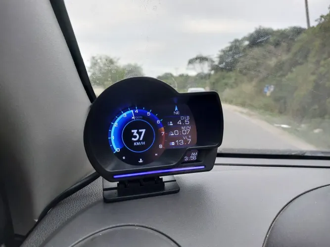 HUD P6 OBD2 - Head Up Display Automotivo - Praticamente Novo