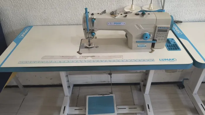 Máquina de Costura Industrial Reta com Transporte Duplo Direct Drive da marca Lumak.