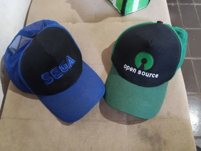 Dois bonés bordados geeks (SEGA & OPEN-SOURCE)