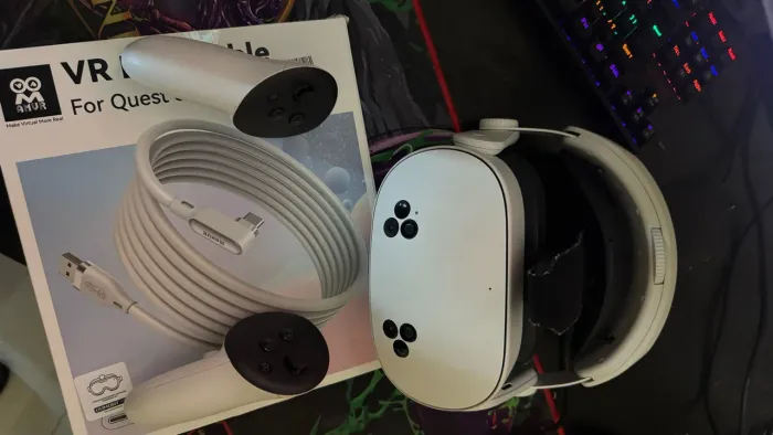 META QUEST 3S - VR COM SUPORTE PRA CABEÇA E CABO LINK