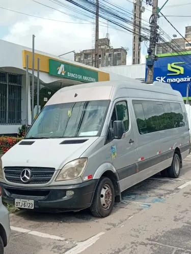 Van Frete e viagens e serviços de transporte