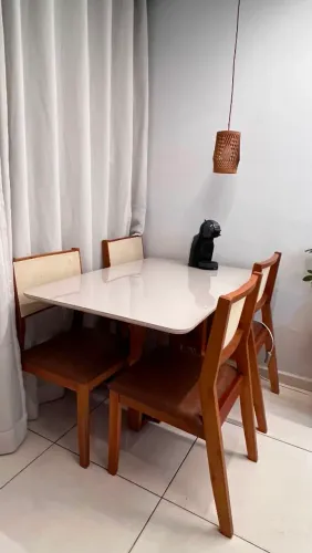 Mesa de jantar 80x1.20 tampo de vidro na cor off wite com madeira