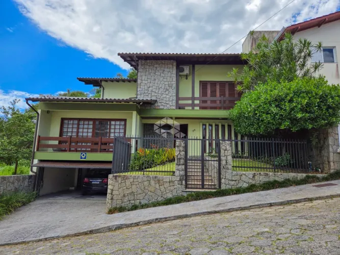 CASA AMPLA NO ITACORUBI COM 4 DORMITÓRIOS, 2 SUÍTES E 2 VAGAS DE GARAGEM