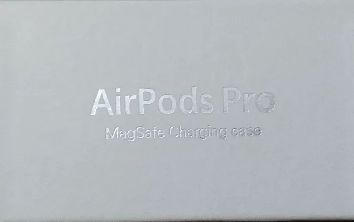 Relógio Apple Watch Ultra de primeira geração e um AirPods Pro