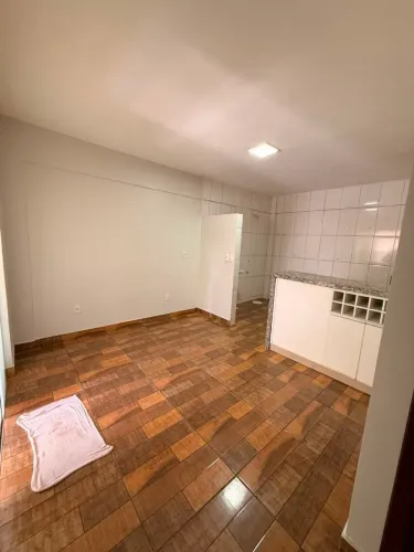 Alugo apto na QR1A, no térreo, 2 qtos/ 1 é suite