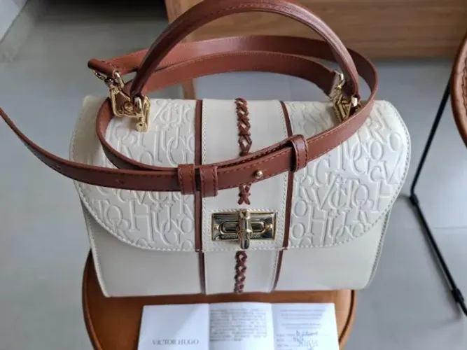 Bolsa Victor Hugo Duomo média - Dimensões: 22 x 28 x 15 cm - 100% couro animal