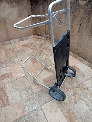 Carrinho que vira mesa