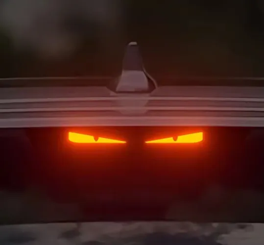 Adesivo Refletivo Carbono "Olho do Mal / Devil Eye" (Carro ou Moto) - NOVO