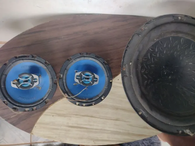 Vendo três auto falantes.