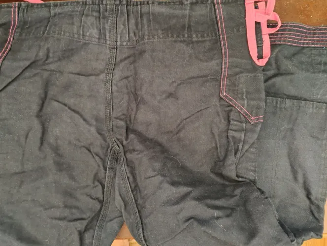 Vendo kimonos de jiu-jitsu feminino tamanho A1 usados. Cada um por 150, 00 a vista/Pix.