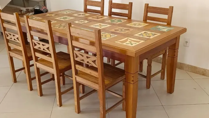 Mesa de jantar decorada com azulejos, com 6 cadeiras - tudo em peroba rosa