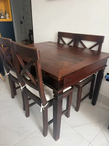 Mesa de madeira maciça com quatro cadeiras 