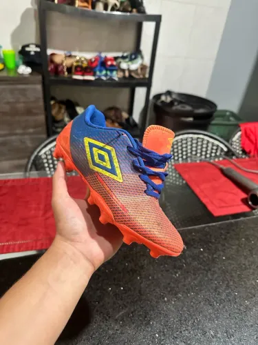 Chuteira umbro tamanho 35