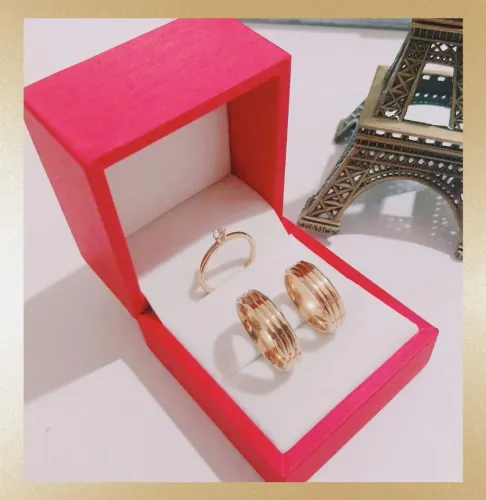 Par de Alianças Trad. Chanfradas c Frisos 6mm Ouro18K Banho + Solitário - Promoção Hoje!