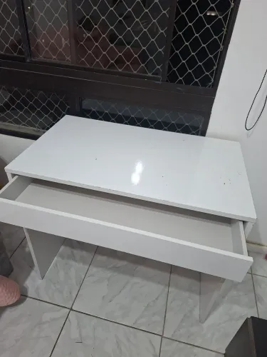 Mesa com gaveta