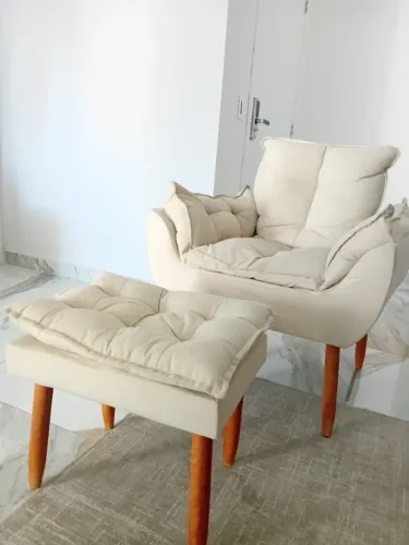 Poltrona confortavel de 76cm x 56cm estofada e com apoio de pes