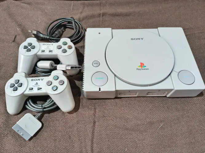 PS1 com dois controles
