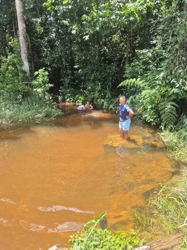 Vendo Lindo sitio,  com igarapé de água natural e bem geladinha .