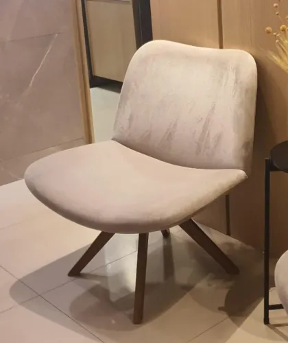 Poltrona giratória TokStok creme